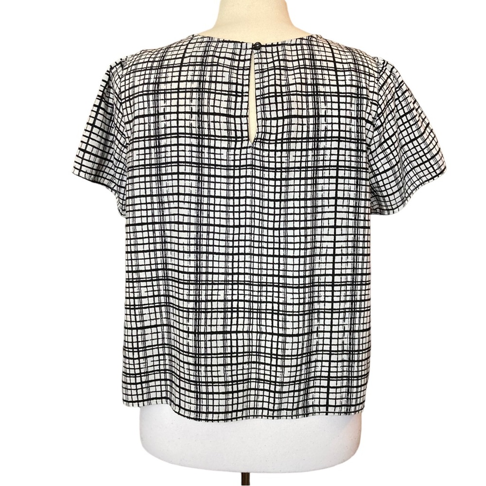 Forever 21 Women's black and white abstract plaid short sleeve cropped top, 1X - Picture 10 of 14